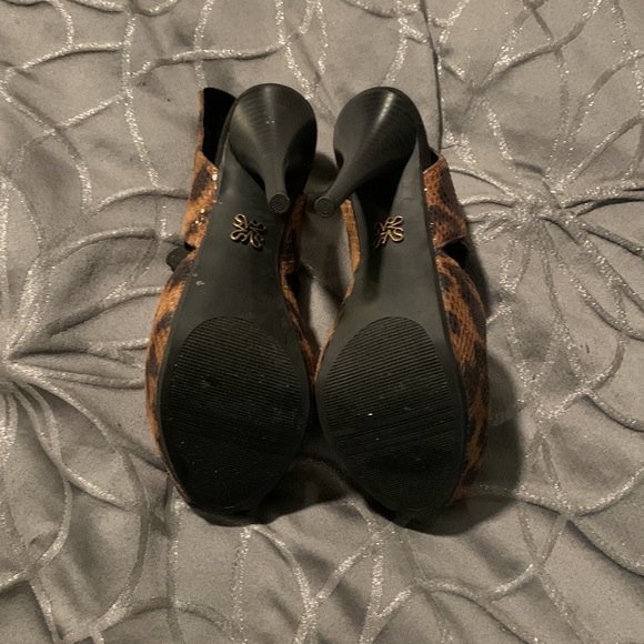 Vera Wang wedge animal print heels size 6 - Picture 4 of 5